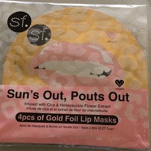Sun’s out, Pouts out 4x gold foil lip masks. Infused with Cica & honeysuckle